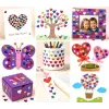 Gros plan des confettis cœurs métallisés pour activités manuelles et scrapbooking