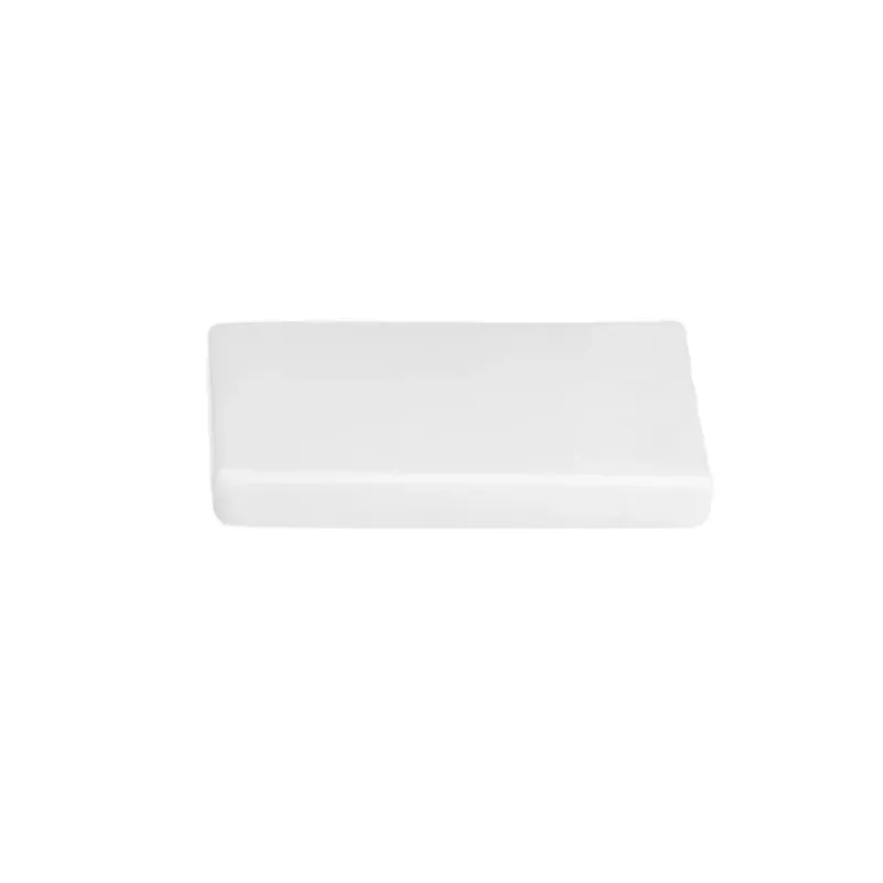 Argile blanche modelée en forme d'objet avant séchage
