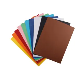 Feuilles de papier cartonné coloré empilées, format A4