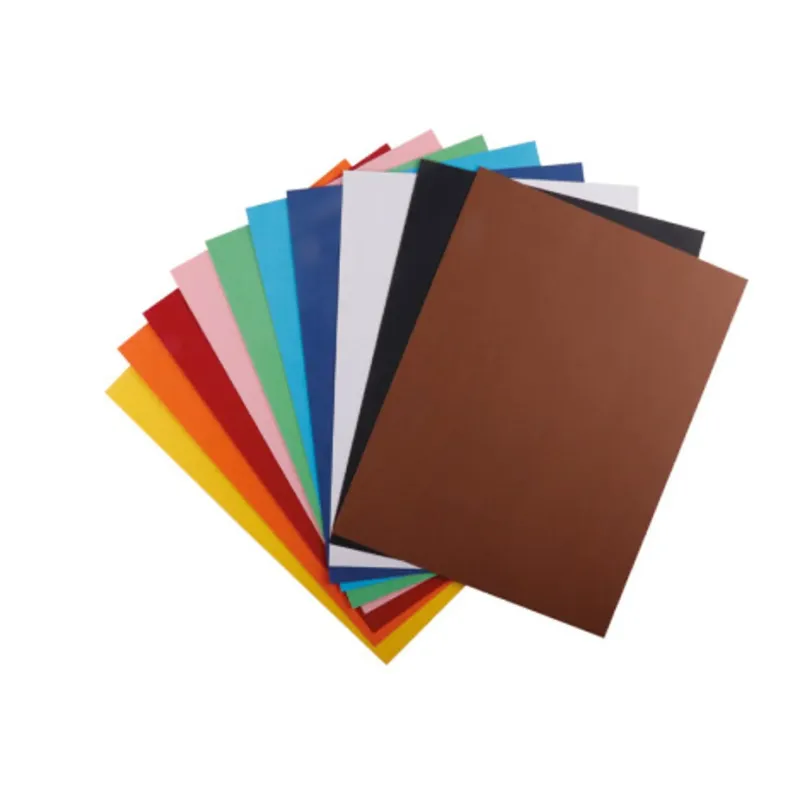 Feuilles de papier cartonné coloré empilées, format A4