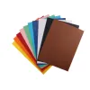 Feuilles de papier cartonné coloré empilées, format A4