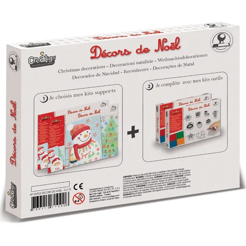 Enfant utilisant les tampons Noël pour une activité manuelle