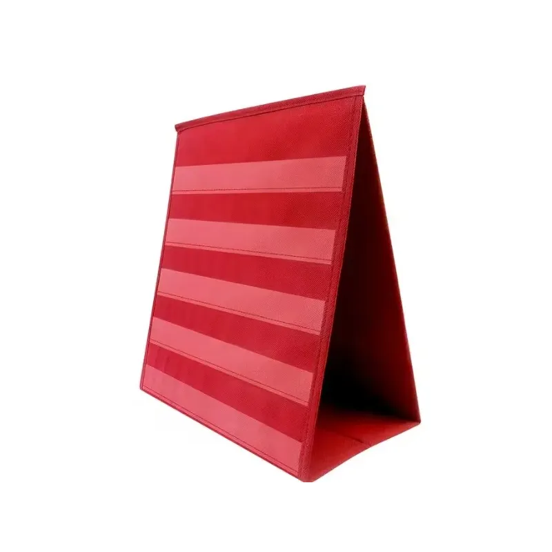Présentoir chevalet rouge à pochettes replié pour gagner de la place sur le bureau