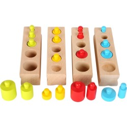 Jeu d’emboîtement multicolore inspiration Montessori