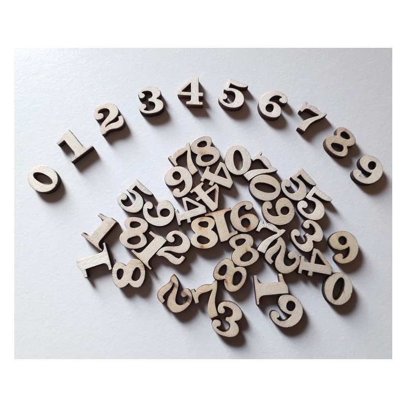 Lot de chiffres en bois