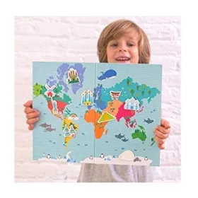 Enfant plaçant un magnet monument sur la carte du monde aimantée