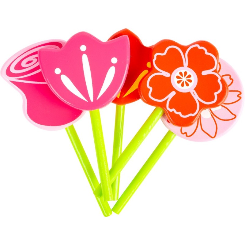 Fleurs et arrosoir en bois